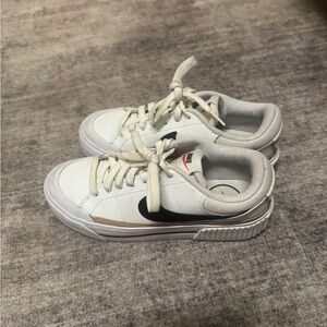 Nike Women's Court Legacy Lift Size 6